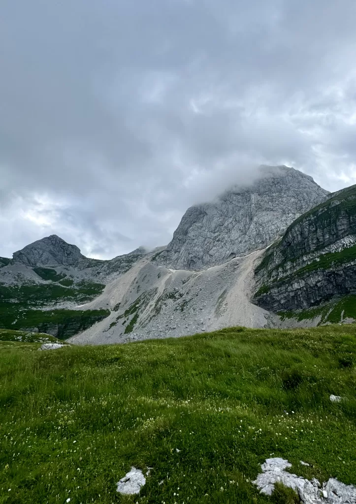 Mangart z parkoviště na Mangartském sedle