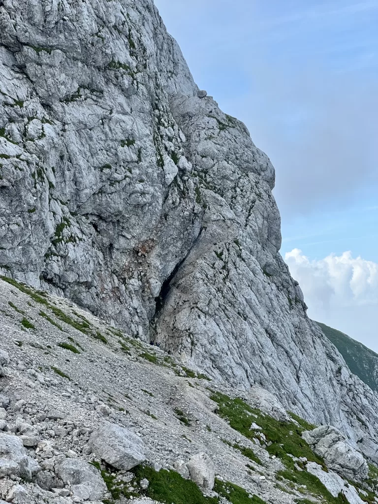 Nástup na ferratu ve skalní štěrbině