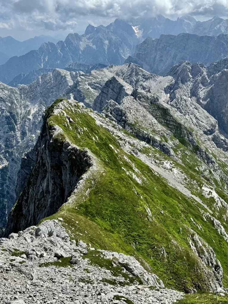Sestup normálkou s výhledy na hřebeny