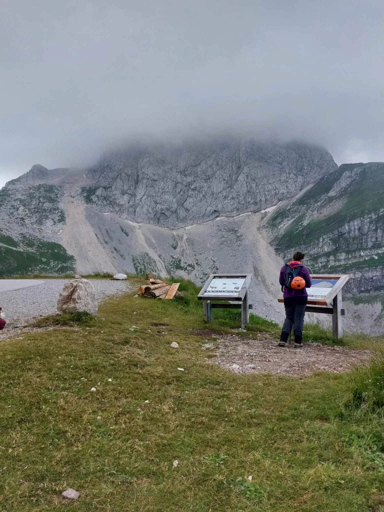 Mangart v mracích z plošiny nad chatou