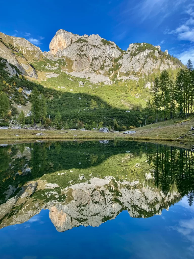 Odraz Rote Wand v jezírku Brunnsteinersee